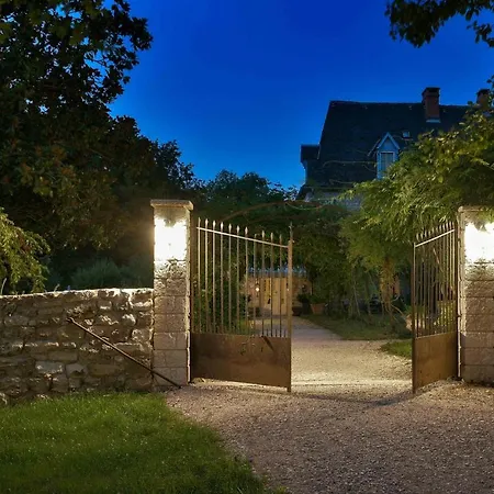 לינה וארוחת בוקר Le Prieure 4*