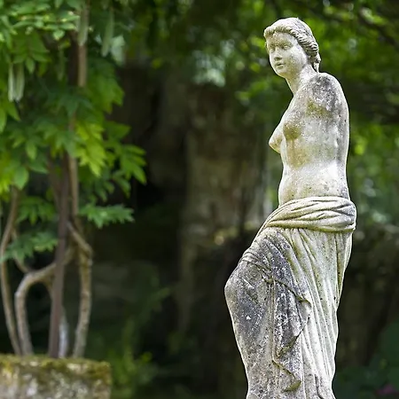 לינה וארוחת בוקר Le Prieure 4*