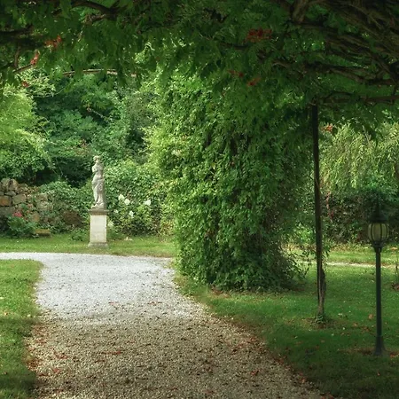 לינה וארוחת בוקר Le Prieure 4*